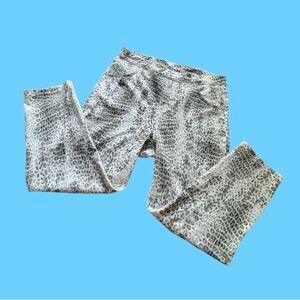 Hue Animal Print Pull on Cropped Leggings Size Large. 23” Inseam.